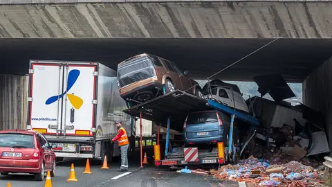 El choque entre un trailer portacoches y un camión de productos cárnicos en la A15 en su cruce con la A12 bajo el grupo semafórico de Zizur provoca retenciones en el trá (7)
