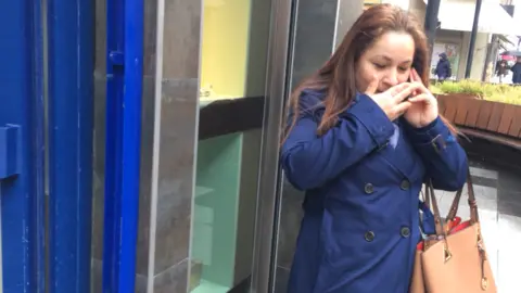 Una persona llama por móvil para comprobar si ha sido agraciada con el cuarto premio vendido en Pamplona.