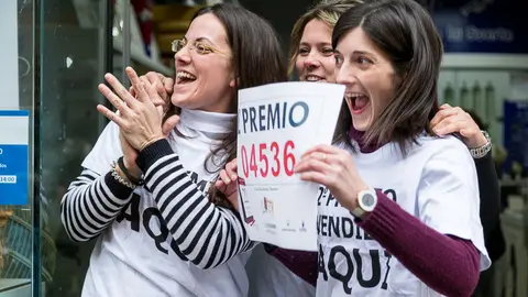 El segundo premio del Sorteo Extraordinario de Navidad, el 4.536, ha dejado uno de los décimos premiados en la administración de la calle Amaya 22 de Pamplona (1). IÑIGO ALZUGARAY