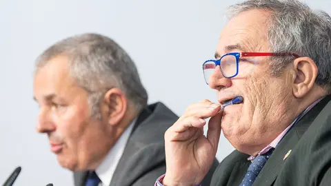 El presidente de Osasuna, Luis Sabalza, analiza la situación rojilla durante el balance de fin de año en la sala de prensa El Sadar (11). IÑIGO ALZUGARAY