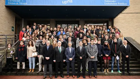 El rector de la UPNA Alfonso Carlosena recibe a los estudiantes que participan en los programas internacionales de movilidad. MIGUEL OSÉS_20
