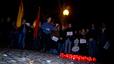 Concentración en memoria de las víctimas de ETA convocada por las asociaciones Vecinos de Paz y Sociedad Civil Navarra (12). IÑIGO ALZUGARAY