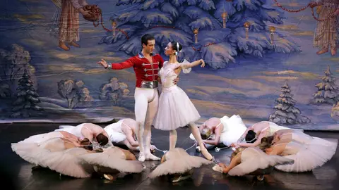La compañía Royal Russian Ballet, con más de cuarenta bailarines, durante la puesta en escena en el Baluarte de Pamplona (Navarra), de la obra "El Cascanueces", de Tchaikovsky. EFE/Villar López