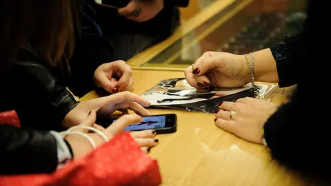 Varios pamploneses buscan su disfraz para Nochevieja en la tienda La Golosina. MIGUEL OSÉS (6)