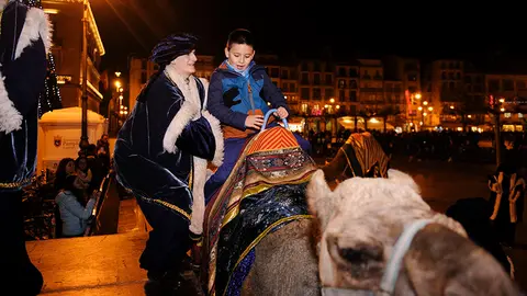 Las Dromedarias de Los Reyes Magos se presentan en la Plaza del Castillo para deleite de los mas pequeños. MIGUEL OSÉS (4)