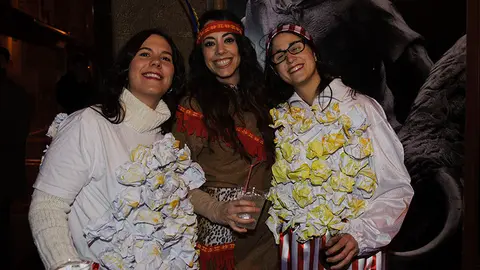 Pamplona sale a la calle con sus mejores disfraces para dar la bienvenida al 2017. MIGUEL OSÉS_23