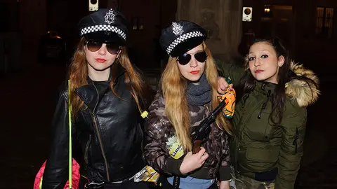 Pamplona sale a la calle con sus mejores disfraces para dar la bienvenida al 2017. MIGUEL OSÉS_49