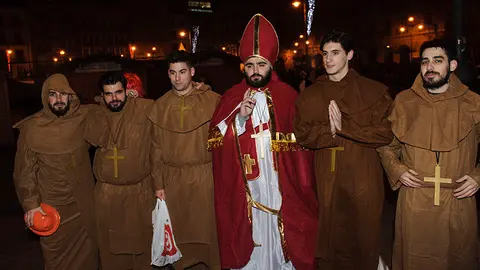 Pamplona sale a la calle con sus mejores disfraces para dar la bienvenida al 2017. MIGUEL OSÉS_70