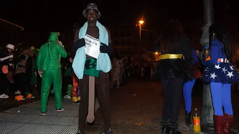 Pamplona sale a la calle con sus mejores disfraces para dar la bienvenida al 2017. MIGUEL OSÉS_92