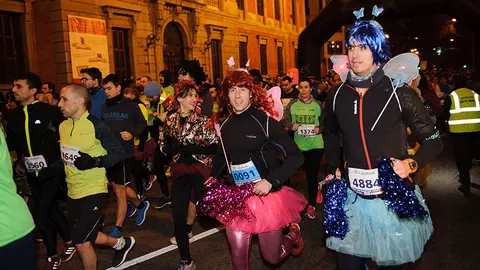 La San Silvestre de 2016 ha reunido a miles de personas que han salido desde la puerta del Parlamento. MIGUEL OSÉS_17