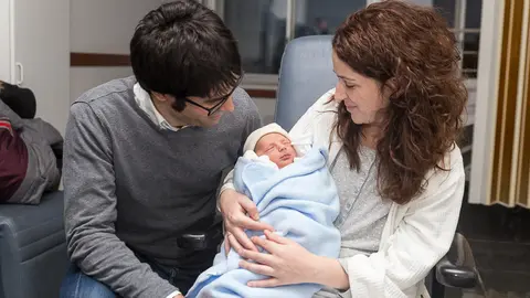 Alejandro San Martín Gurrea, hijo de José y Vanesa, es el primer bebé nacido en Navarra en 2017 (6). IÑIGO ALZUGARAY