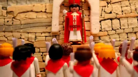 Varios mozos entonan el cántico previo a correr este encierro en miniatura.