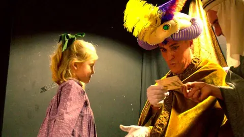 Paje real recogiendo la carta de una niña en Pamplona.