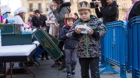 Degustación de roscón de Reyes en la Plaza del Castillo con motivo del concurso que todos los años organiza la Asociación Cabalgata Reyes Magos de Pamplona (7). IÑIGO ALZUGARAY