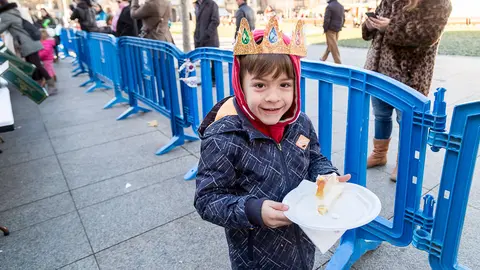 Degustación de roscón de Reyes en la Plaza del Castillo con motivo del concurso que todos los años organiza la Asociación Cabalgata Reyes Magos de Pamplona (8). IÑIGO ALZUGARAY
