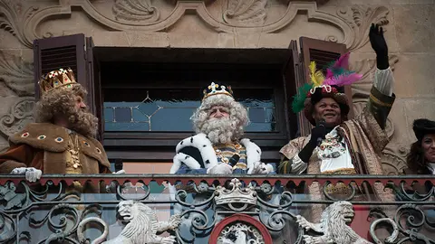 Los Reyes Magos llegan a Pamplona ante la atenta mirada de cientos de niños y niñas que les esperan con alegría. MIGUEL OSÉS  (1)