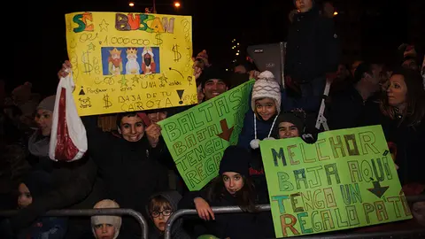 Melchor, Gaspar y Baltasar recorren las calles de Pamplona en una cabalgata multitudinaria. MIGUEL OSÉS_14