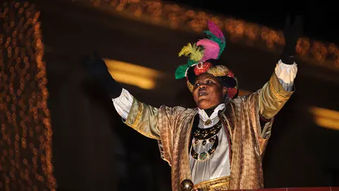 Melchor, Gaspar y Baltasar recorren las calles de Pamplona en una cabalgata multitudinaria. MIGUEL OSÉS_47