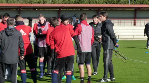 Vasiljevic junto a sus jugadores en Tajonar.