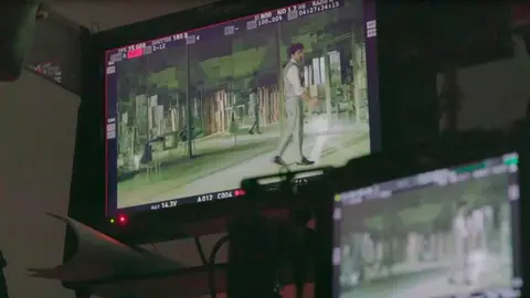 Captura de uno de los momentos rodados por el equipo artístico encargado del nuevo anuncio de El Corte Inglés.