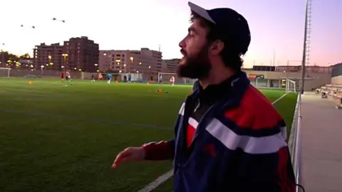 El actor Íñigo Flu supervisa en el vídeo a sus nuevos pupilos, los jugadores de Osasuna.