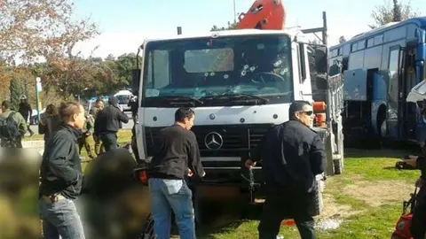 Un camión provoca al menos cuatro muertos en Jerusalén tras embestir a un grupo de personas frente a un cuartel. HAARETZ/EE