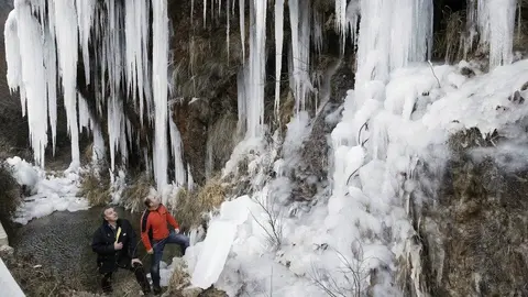 Carámbanos de hielo que, debido a las bajas temperaturas en la zona, se han formado junto a la NA-137, en Roncal. EFE.  Jesús Diges