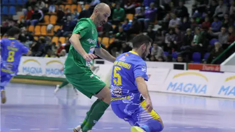 Javi Eseverri en acción con el Magna Gurpea ante el Peñíscola. Lnfs.es