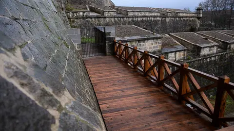 Miembros de la Comisión y la Gerencia de Urbanismo del Ayuntamiento de Pamplona visitan el nuevo puente de madera que vuelve a unir los baluartes de Labrit y del Redín. PABLO LASAOSA 02