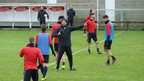 Vasiljevic junto a sus jugadores en Tajonar.