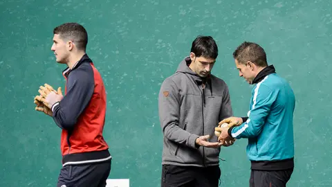 Olaizola II-Untoria y Altuna III-Barriola eligen el material para el partido del sábado en el frontón Labrit. PABLO LASAOSA 07
