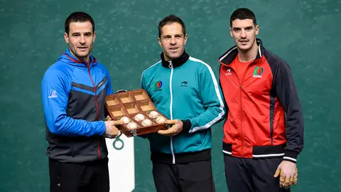 Olaizola II-Untoria y Altuna III-Barriola eligen el material para el partido del sábado en el frontón Labrit. PABLO LASAOSA 21