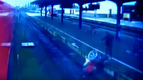 Un joven tira a una anciana en silla de ruedas a la vía del tren en Polonia YOUTUBE