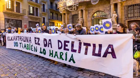La vecina de Pamplona Begoña Huarte recién llegada a Navarra tras su detención en Grecia, junto con voluntarios de la asociación Help-Na, el refugiado sirio Abdu Razak Yoseef y miembros de Iruñea Ciudad de Acogida, ofrece una rueda de prensa en la plaza del Ayuntamiento. IÑIGO ALZUGARAY