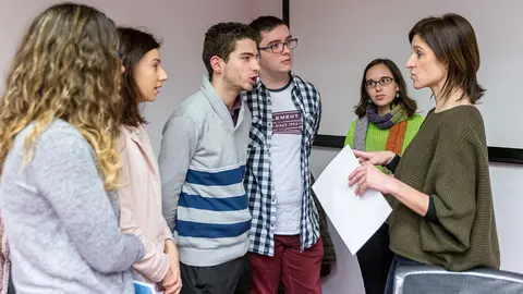 Los alumnos de la Universidad de Navarra y de la Asociación Educación, Esfuerzo y Excelencia informan en comisión parlamentaria de las consecuencias de la resolución de la Dirección General de Universidades y Recursos Educativos por la que se aprueba la Convocatoria General de Becas para el curso 2016-2017 sobre ayudas a los estudiantes. IÑIGO ALZUGARAY