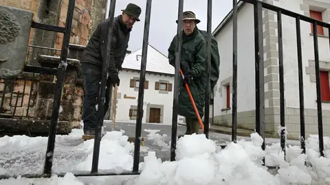 Los habitantes de Espinal, se esmeran en limpiar sus calles, durante el temporal de nieve que azota, sobre todo al Norte de Navarra. EFE/Iban Aguinaga