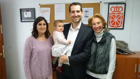 David Urdanoz posa con su familia.