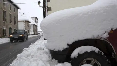 Imagen de la nieve acumulada en un vehículo en Burguete (Navarra) comunidad donde continúa el temporal de nieve y ya se acumulan espesores de 50 cm. EFE/Villar López