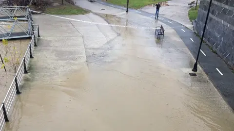 El río Arga, desbordado en Pamplona. 