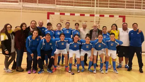 El seleccionador nacional, José Venancio, posa con las jugadoras del txantrea. Twitter.