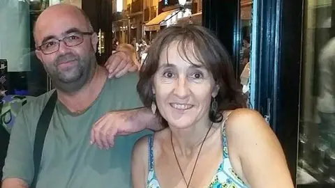 La mujer asesinada en Burlada, Blanca Marqués, junto a su mejor amigo, Juan José Bueno. FACEBOOK.