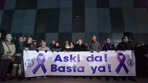 Multitudinaria concentración en el Ayuntamiento de Burlada como condena por el asesinato machista de Blanca E. Marques. IÑIGO ALZUGARAY