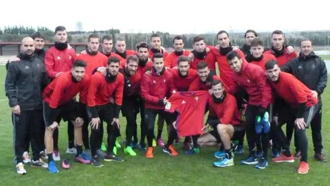 Osasuna posa con una camiseta a favor del Chapecoense.