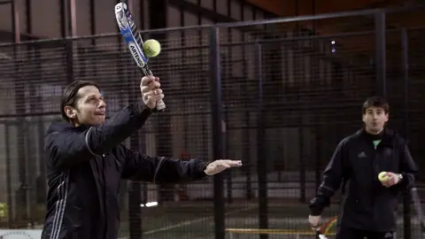 Petar Vailjevic (i), entrenador de Osasuna, y Ricardo Sanzol, entrenador de porteros, en las instalaciones de Padel Navarra donde trasladaron el entrenamiento. EFE/ Jesús Diges
