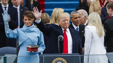 El presidente de Estados Unidos, Donald Trump y su esposa, Meliania, saludan a los asistentes tras jurar su cargo frente al Capitolio. EFE
