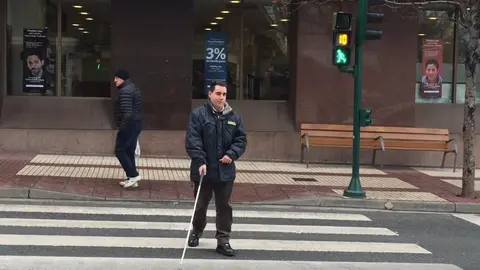 Javier Monreal muestra el funcionamiento de los semáforos acústicos de Tudela. JESÚS MARQUINA