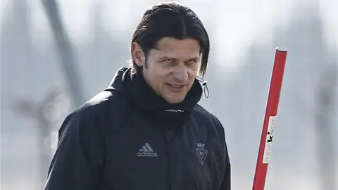 El entrenador del Osasuna, Petar Vasiljevic, durante el entrenamiento del equipo en las instalaciones de Tajonar de cara al partido de liga que disputarán contra el Sevilla. EFE/Diges