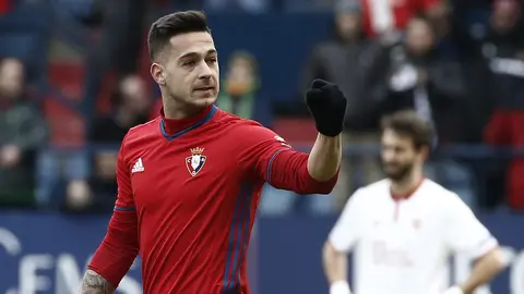 El delantero del Osasuna Sergio León (i) celebra el gol marcado al Sevilla durante el partido de la jornada 19 de liga de Primera División disputado hoy en el estadio de El Sadar. EFE/Jesús Diges