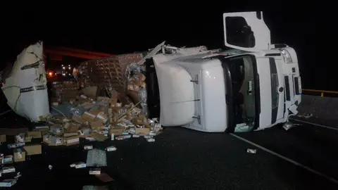 Estado en el que ha quedado el camión siniestrado a la altura de Sunbilla.