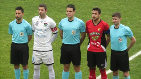 Trio arbitral y capitanes del Boiro - Tudelano. Foto web tudelano.